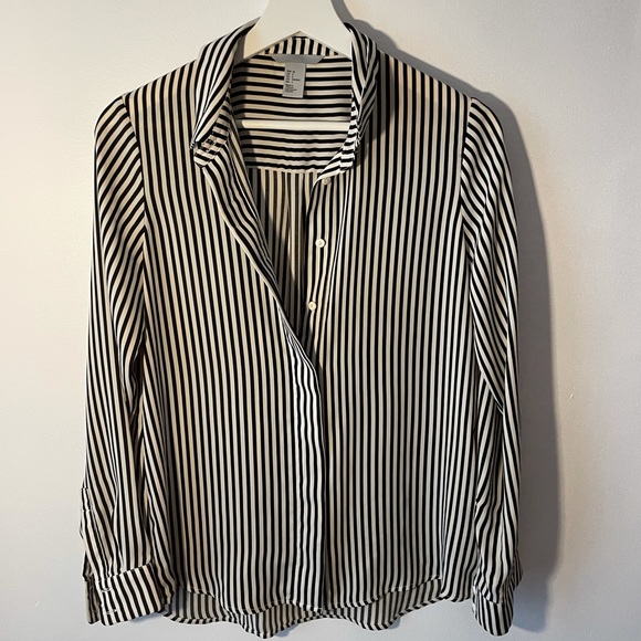 Deal ! Black and white striped top - Picture 12 of 14